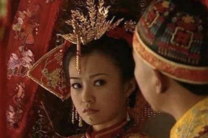 14岁成大清皇后，15岁被废，此人是谁？