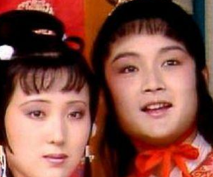 薛宝钗进京待选是让宝钗成功住进贾府的借口？