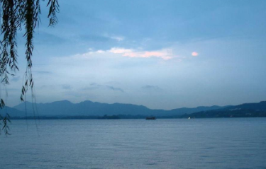 孟浩然的《秋登兰山寄张五》表达了怎样的感情？