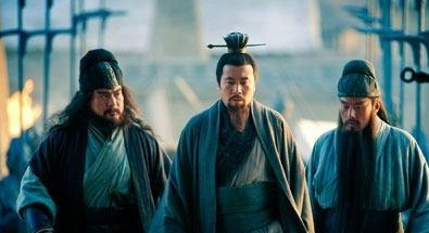 关羽和张飞服徐庶，怎么不服诸葛亮？