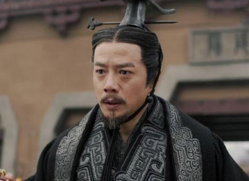 吕不韦为秦国的建设作出重大贡献，为何最后会被嬴政贬斥否定？