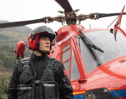 电影《峰爆》上映，李光洁饰演救援队长、空军飞行员