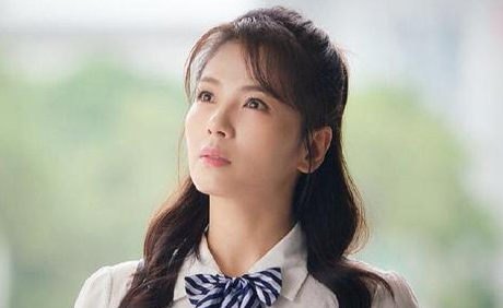 《星辰大海》里女主简爱的身世是什么？