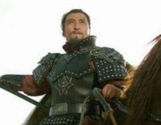 水浒传中关胜能成为五虎将之首靠的是什么？