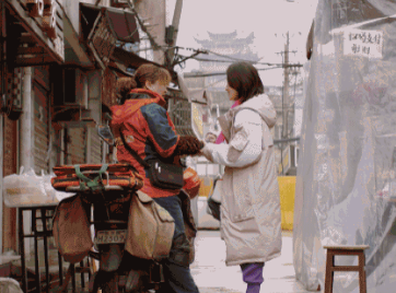 《穿过寒冬拥抱你》定档12月31日，是贾玲继《你好，李焕英》后的首部作品