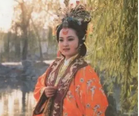 红楼梦中贾元春在入宫前都跟谁一起生活？贾母为何要带着她？
