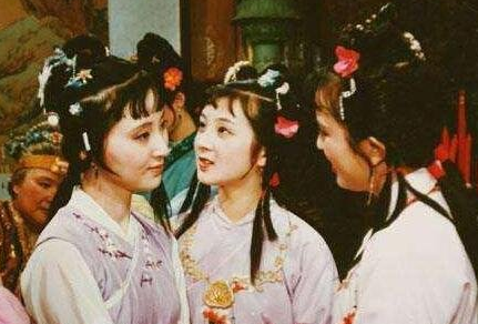 红楼梦第31回讲了什么故事？这回该如何理解呢？