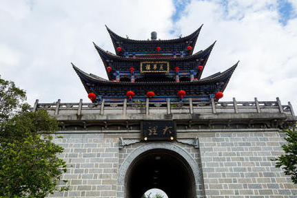 在唐王朝的支持下，南诏国是怎么统一洱海地区的？