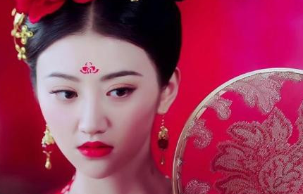 对于皇亲国戚家的女眷，皇帝给予她们怎样的封号？