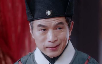 根据历史记载，李辅国如何成为唐代第一个封王拜相的宦官？