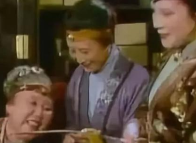 李嬷嬷为何会不受众人待见?她又为何在绛芸轩哭？