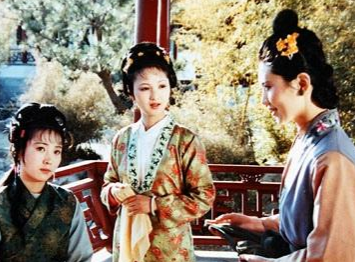 在王夫人与李嬷嬷眼中，袭人有何不一样？