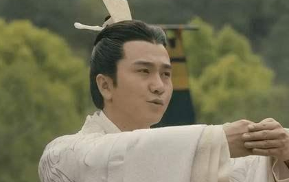 为什么说杨修是一个又聪明又愚蠢的人？