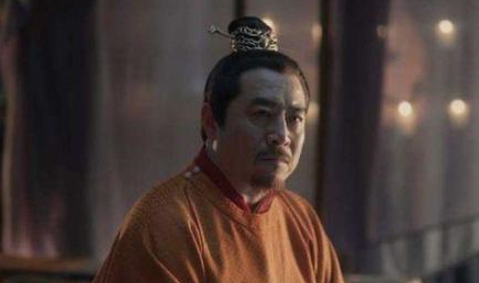 宋英宗即位后，对赵允让是作为皇伯还是皇父有何争议？