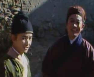 宝玉去到袭人家后花自芳是什么表情？为何会惊疑不定