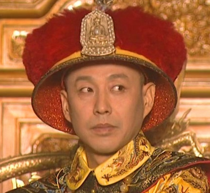 清朝皇帝的帽子上面为什么有一块牌子 上面的小人是金佛吗