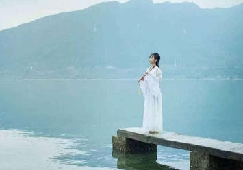《忆秦娥·箫声咽》李白所作的小令，展现了诗人悲悯天下的胸怀