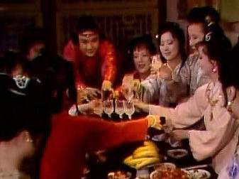 红楼梦中将芳官扶到宝玉的榻上，袭人为何这么做？