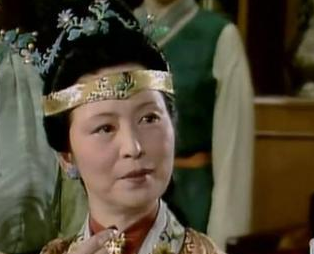 红楼梦中刘姥姥离开贾府后，贾母跟王夫人送的东西有何区别？