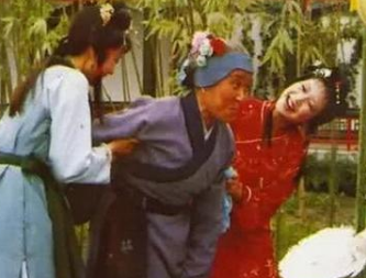 红楼梦中刘姥姥第二次进荣国府走时，王夫人给她一百两，有何用意？
