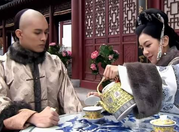 和珅被赐自尽后，嫡子丰绅殷德的命运如何？