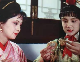 红楼梦中黛玉与宝钗二人相比，谁在贾府更受欢迎?