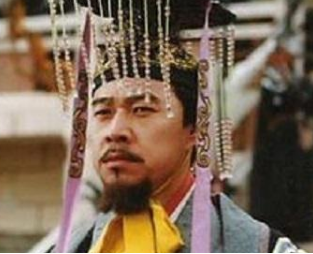 秦朝时期的青铜战车顶上的那把铜伞有何作用？