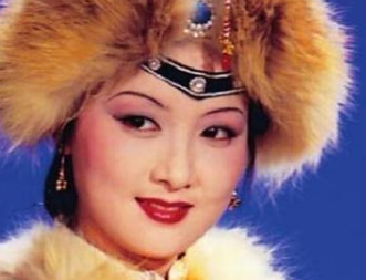 红楼梦中王熙凤与薛宝钗之间的关系怎么样？亲密吗？