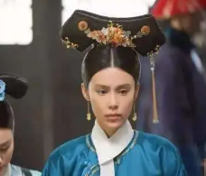 仪嫔在乾隆继位前有什么事迹？乾隆对她的宠爱表现在哪些方面？