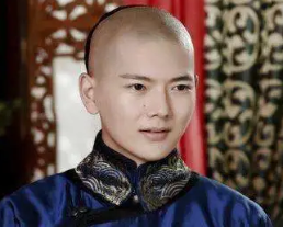 成妃戴佳氏的身世是怎样的？她为康熙生下了第几位皇子？