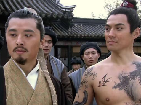 水浒中贾氏会背叛卢俊义，为的是什么？