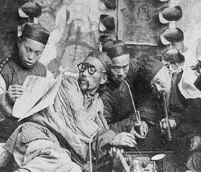 晚清时期的鸦片馆内是怎样的情形？他们是如何吸食鸦片的？