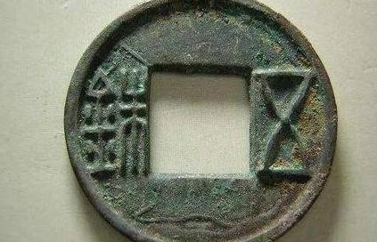 鉴于币制混乱，汉武帝在统治期间进行了几次币制改革？
