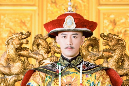 皇太极成为后金大汗，怎么还向代善下跪？