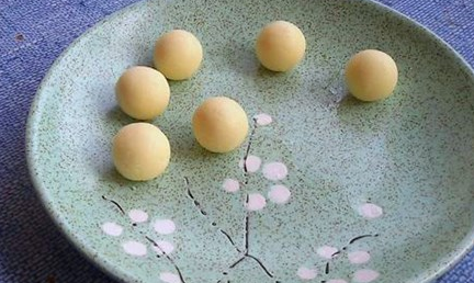 在清朝《红楼梦》中，关于“冷香丸”的配方又是什么？