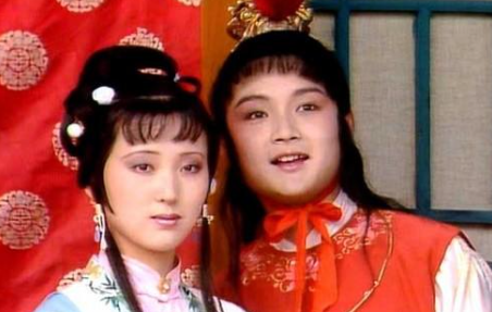 《红楼梦》第八十六回 受私贿老官翻案牍 寄闲情淑女解琴书