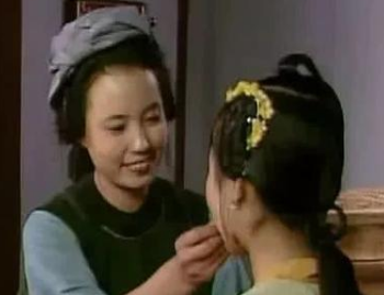 贾府中小厨房的管家是谁？为何会出现亏空？