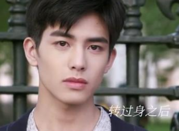 《岁月忽已暮》张子枫饰演的是谁？跟姜潮宋威龙陷入三角恋