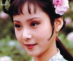 晴雯一个丫鬟，留着二寸长的指甲和四个银镯能说明什么？