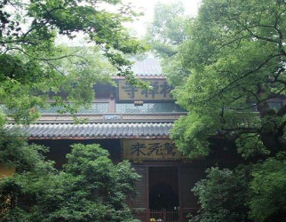 《灵隐寺》根据宋之问的游览路线展开描写，开启了唐代山水诗的道路