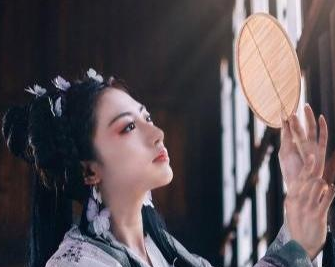 《闺怨》晚唐女诗人鱼玄机所作，蕴含着满满的深闺怨恨之情