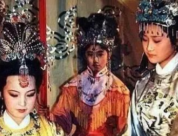 红楼梦中贾元春是什么出生的？奇在哪里？