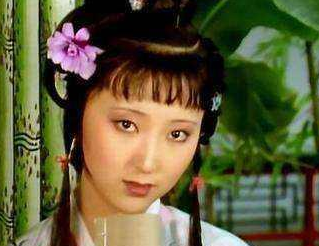 红楼梦中周瑞家的送宫花时，林黛玉是什么表现？