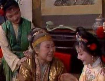 红楼梦中薛宝钗十五岁生日时，贾母做了什么 ？
