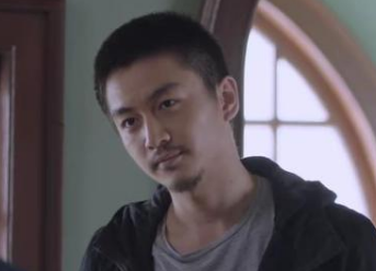 《突围》秦小冲是什么人？他为什么会被利用？