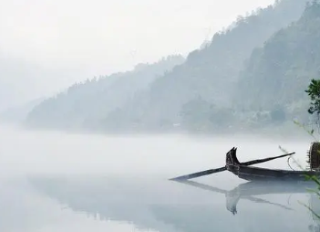 雍陶所作的《题君山》，描绘出君山涵映水中的深翠倒影