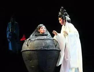 为了掌权，吕雉对汉惠帝和戚夫人做了什么？