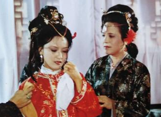 红楼梦中宝玉在王熙凤生日时祭拜金钏儿，是为何？