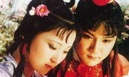 红楼梦第七回讲了什么故事？这回该如何理解呢？