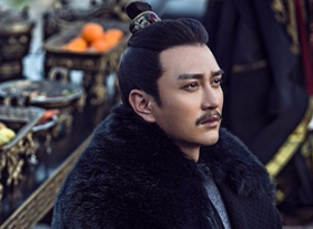 曹丕登基称帝后，是如何对待自己的兄弟曹植的？